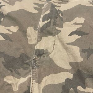 Lee Extreme Motion Men’s Sz 40 Camouflage Cargo Shorts. 6 pockets inseam 10